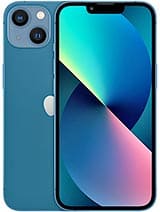 IPhone 13 in blauw met scherm aan, close-up van de smartphone voor reparatie of verkoop.